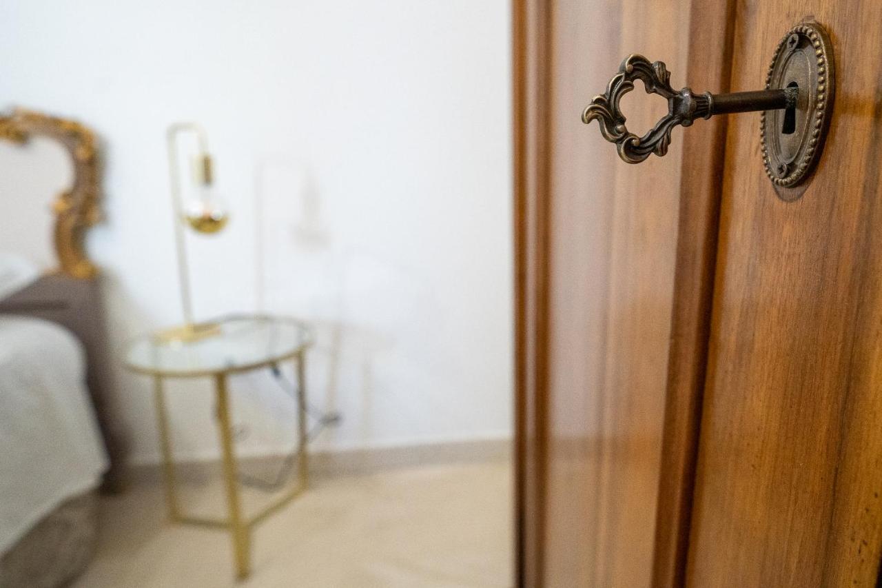 Corte Pietrantica - Charming Rooms & Suites Giovinazzo Bagian luar foto