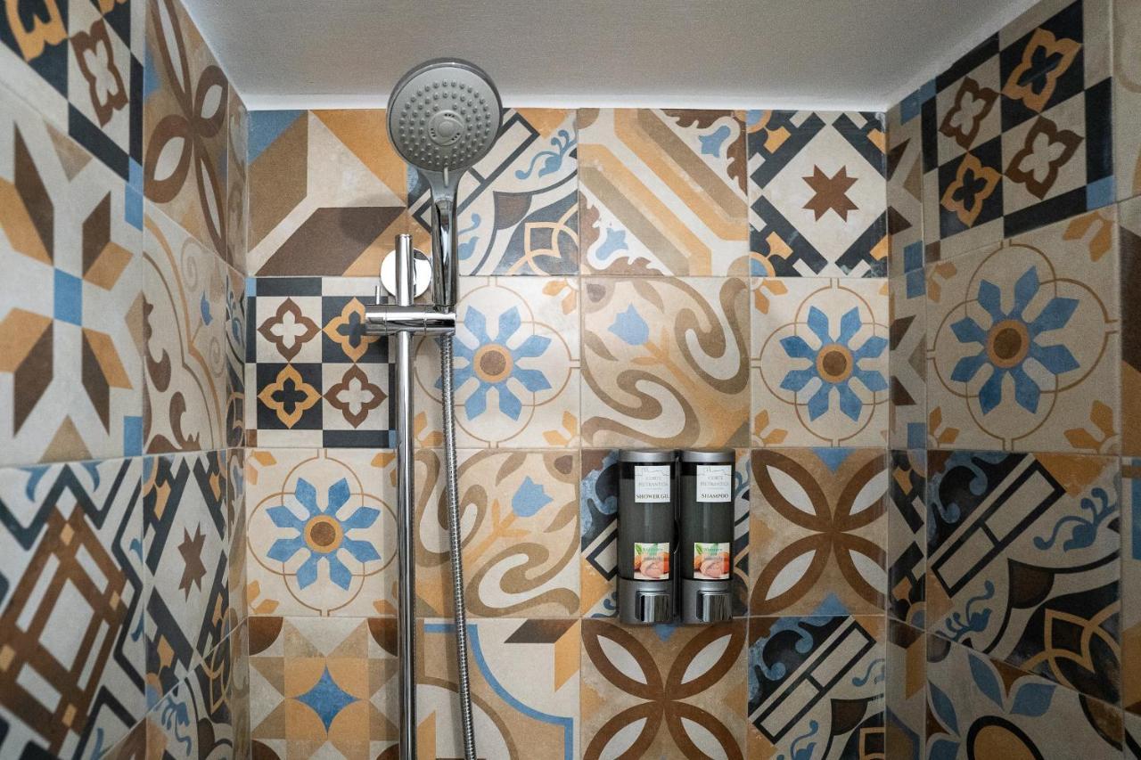 Corte Pietrantica - Charming Rooms & Suites Giovinazzo Bagian luar foto