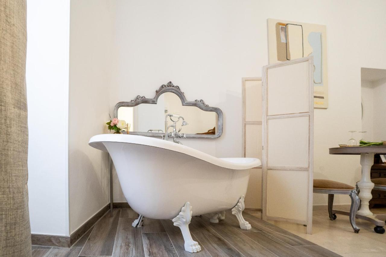 Corte Pietrantica - Charming Rooms & Suites Giovinazzo Bagian luar foto