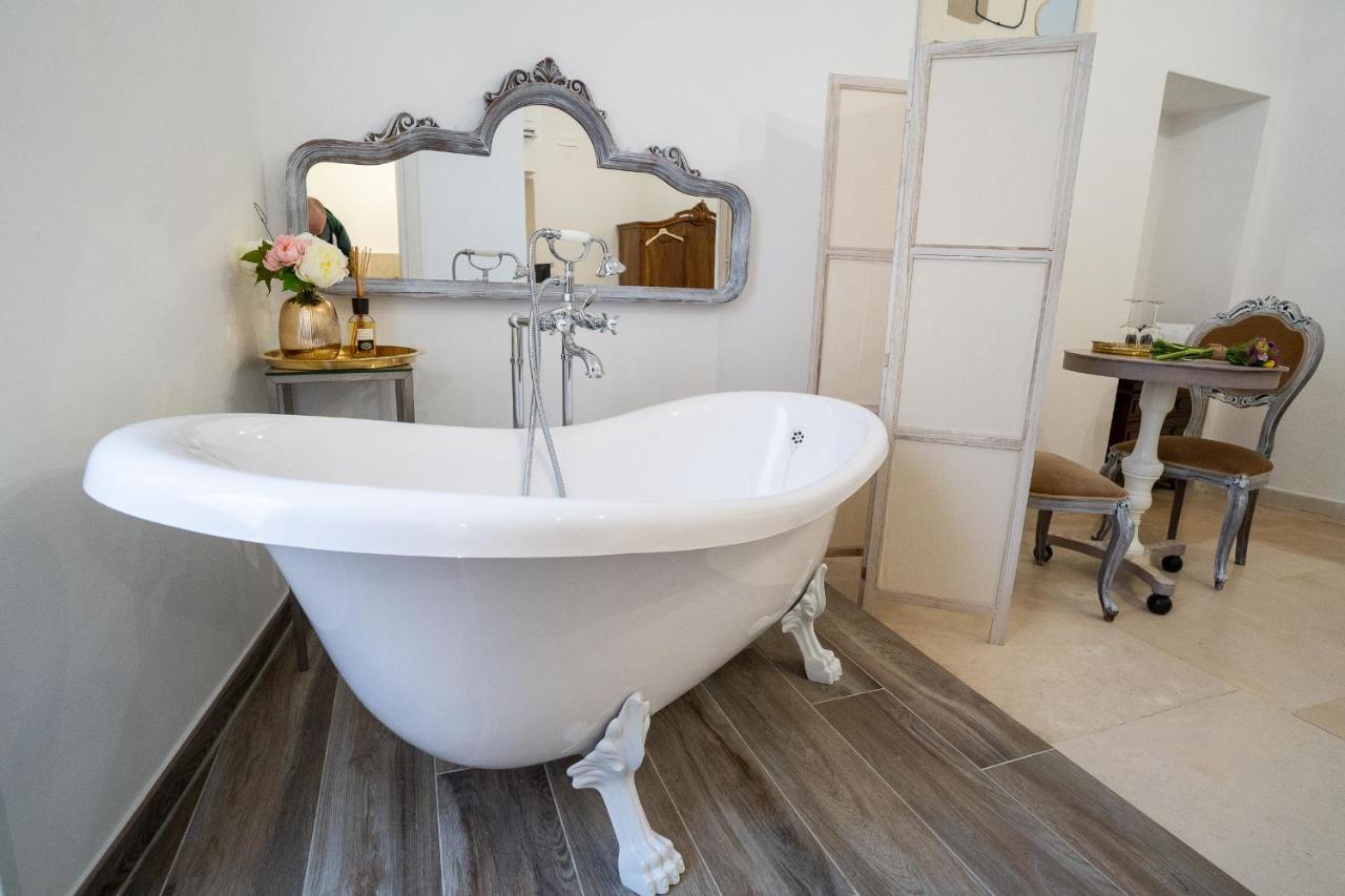 Corte Pietrantica - Charming Rooms & Suites Giovinazzo Bagian luar foto
