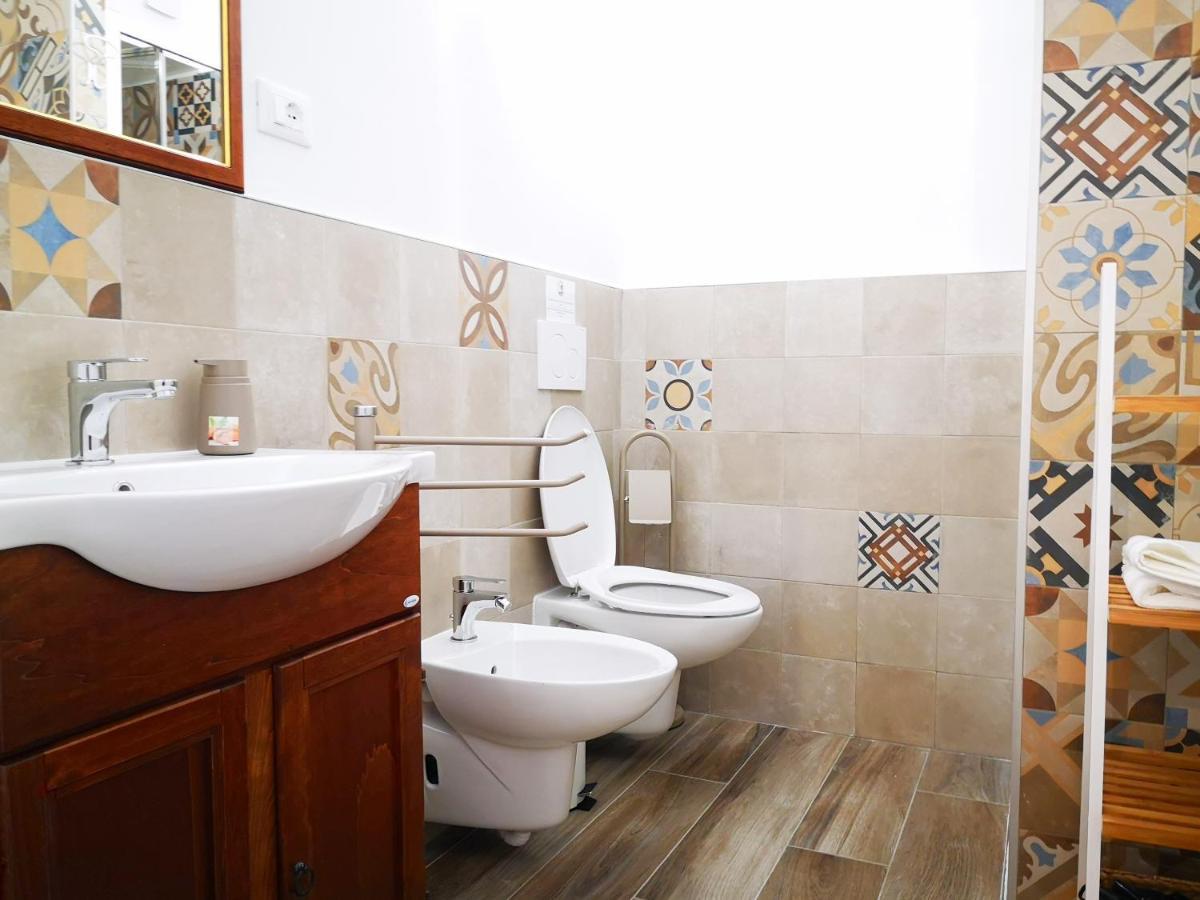 Corte Pietrantica - Charming Rooms & Suites Giovinazzo Bagian luar foto