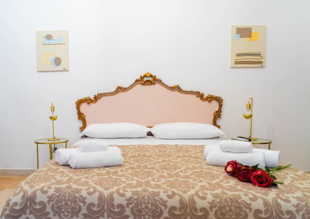 Corte Pietrantica - Charming Rooms & Suites Giovinazzo Bagian luar foto