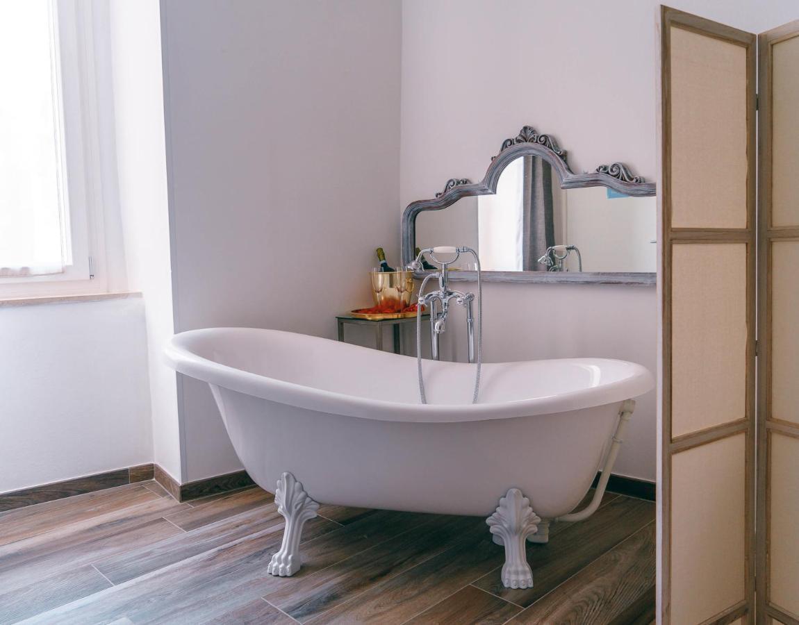 Corte Pietrantica - Charming Rooms & Suites Giovinazzo Bagian luar foto