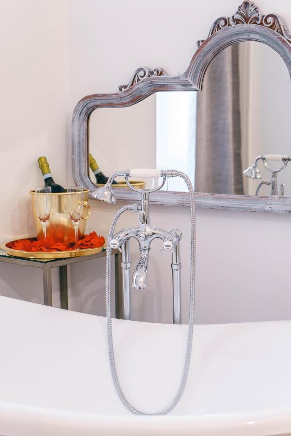 Corte Pietrantica - Charming Rooms & Suites Giovinazzo Bagian luar foto