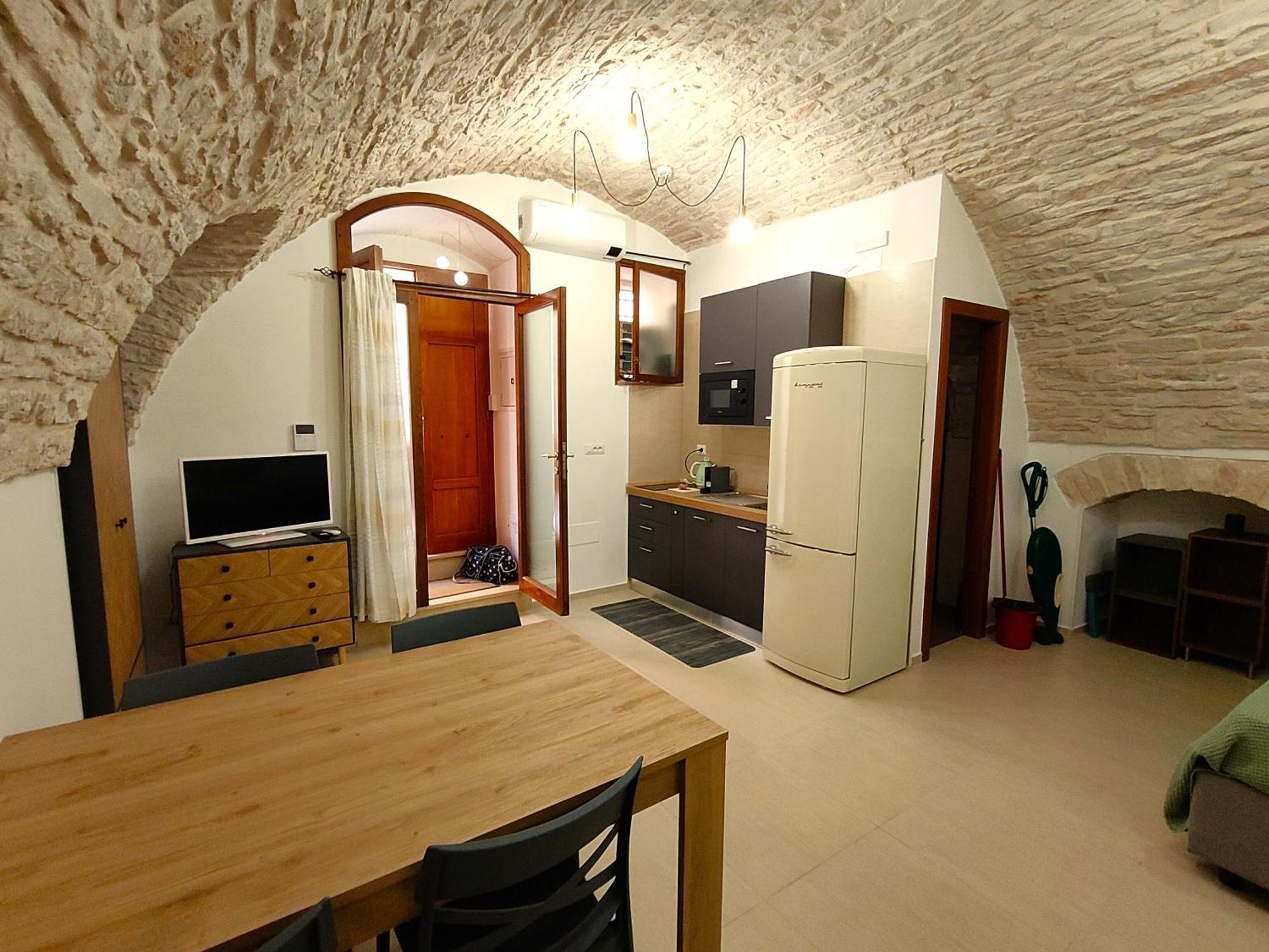 Corte Pietrantica - Charming Rooms & Suites Giovinazzo Bagian luar foto
